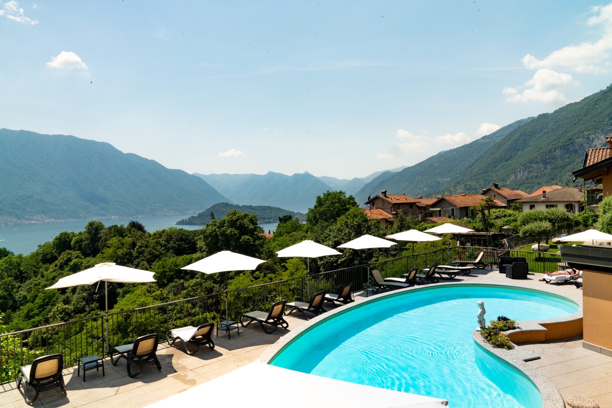 Piscina vista lago