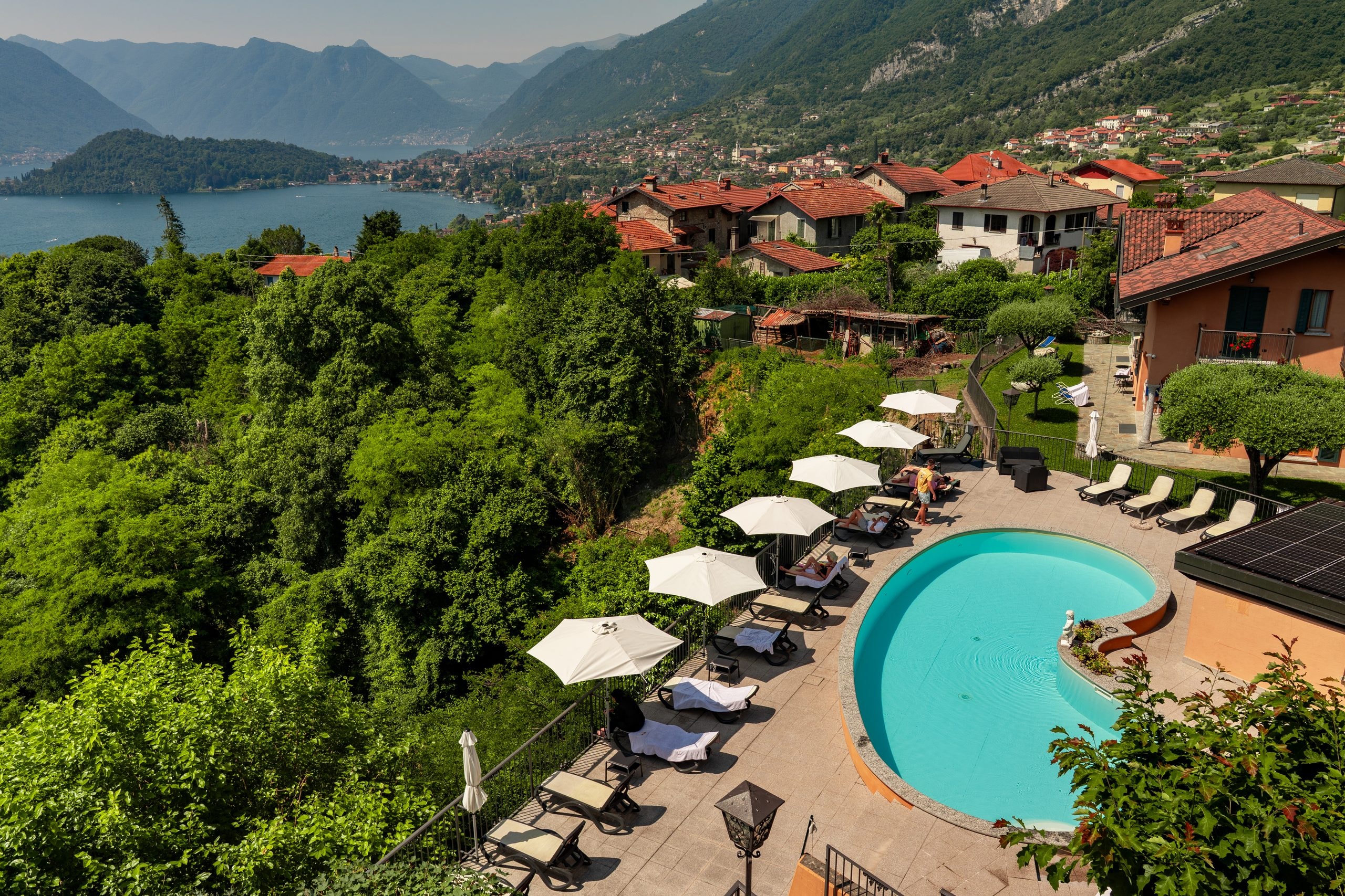Piscina vista lago