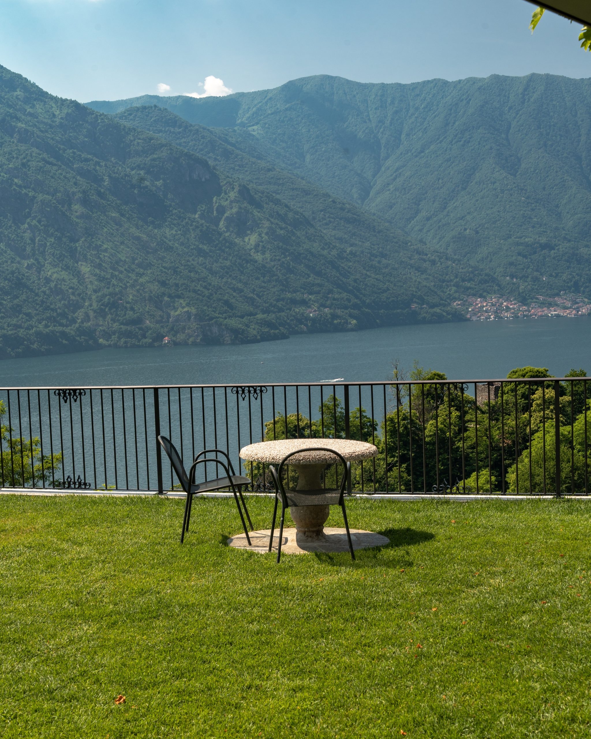 Piscina vista lago